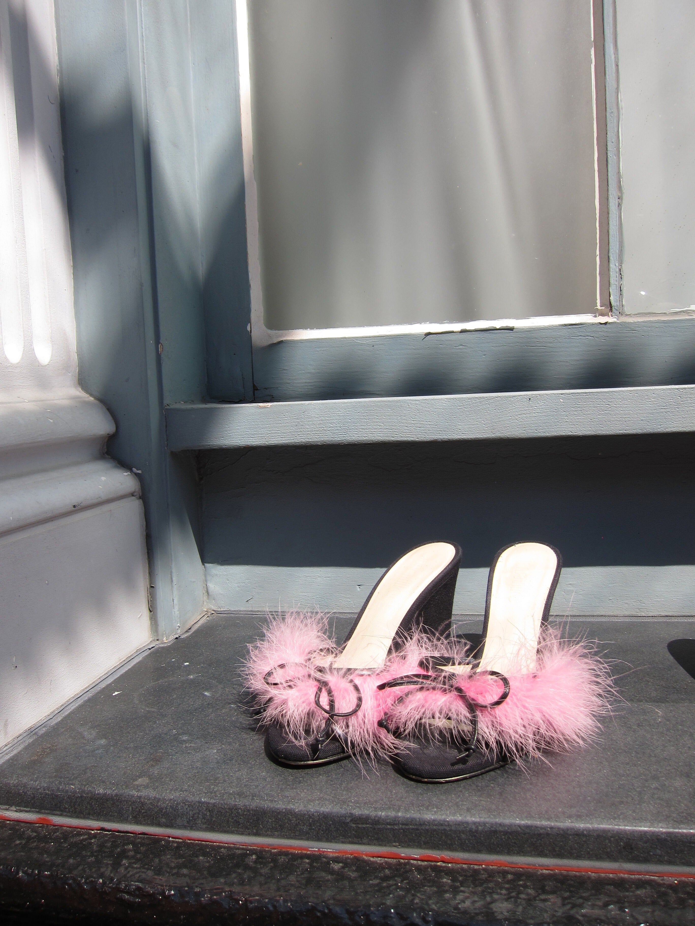 etsu black pink feather wedge