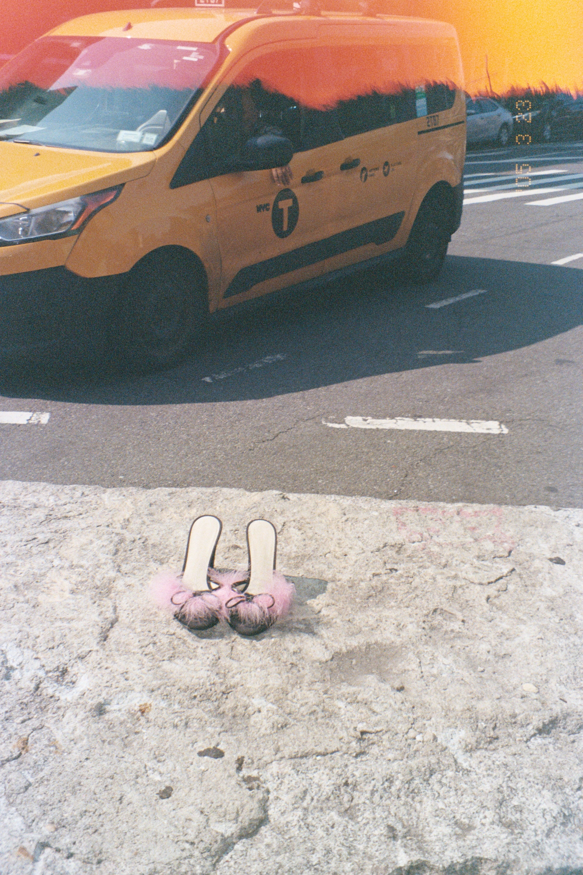 etsu black pink feather wedge