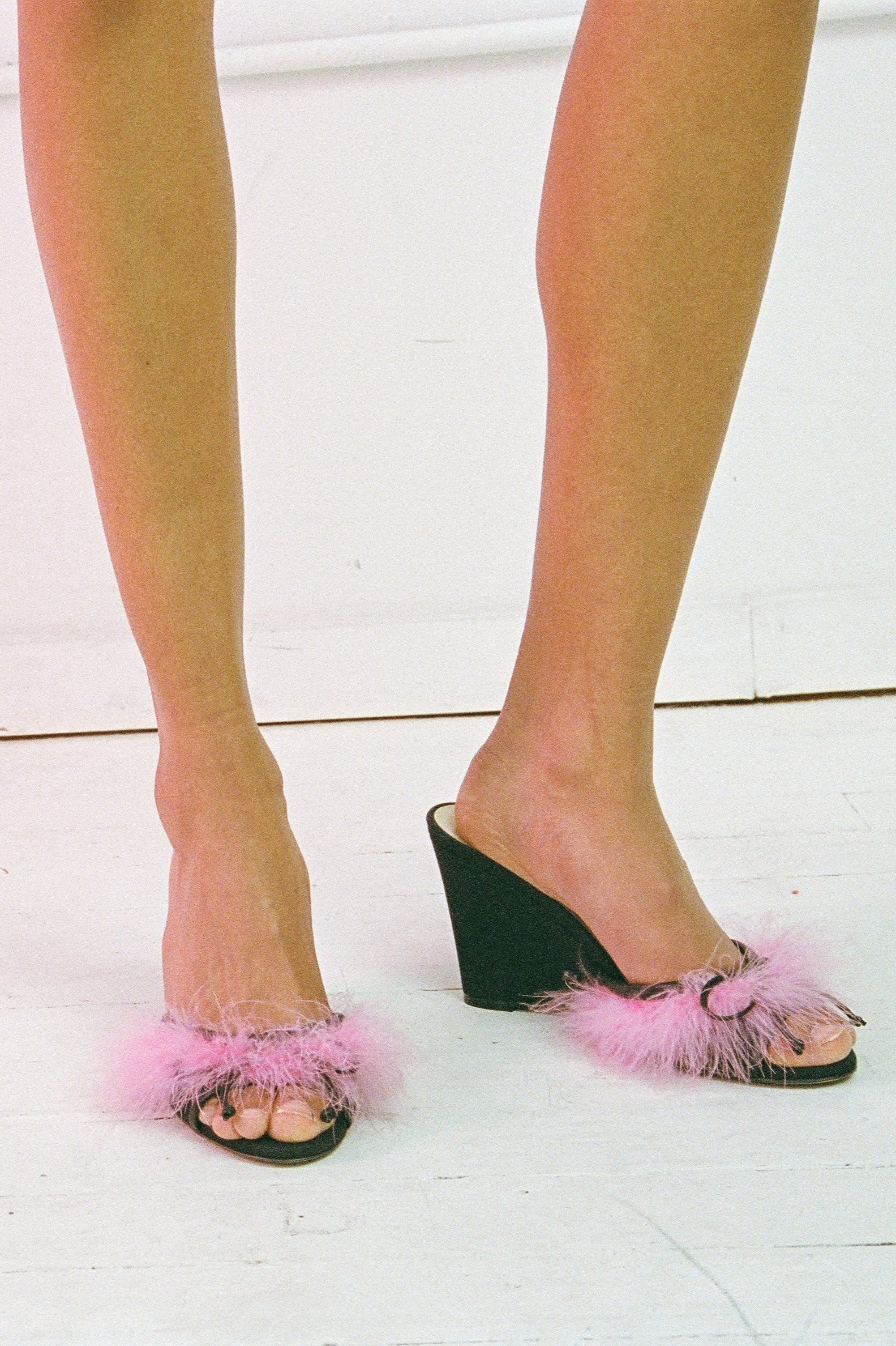 etsu black pink feather wedge