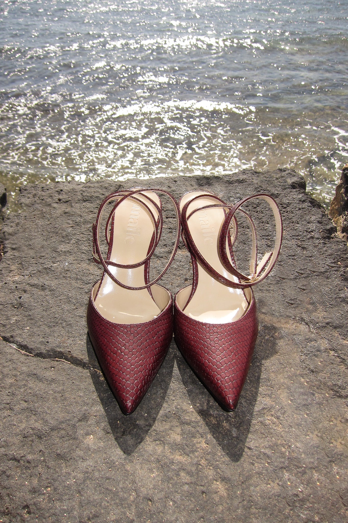 iris burgundy snake pump