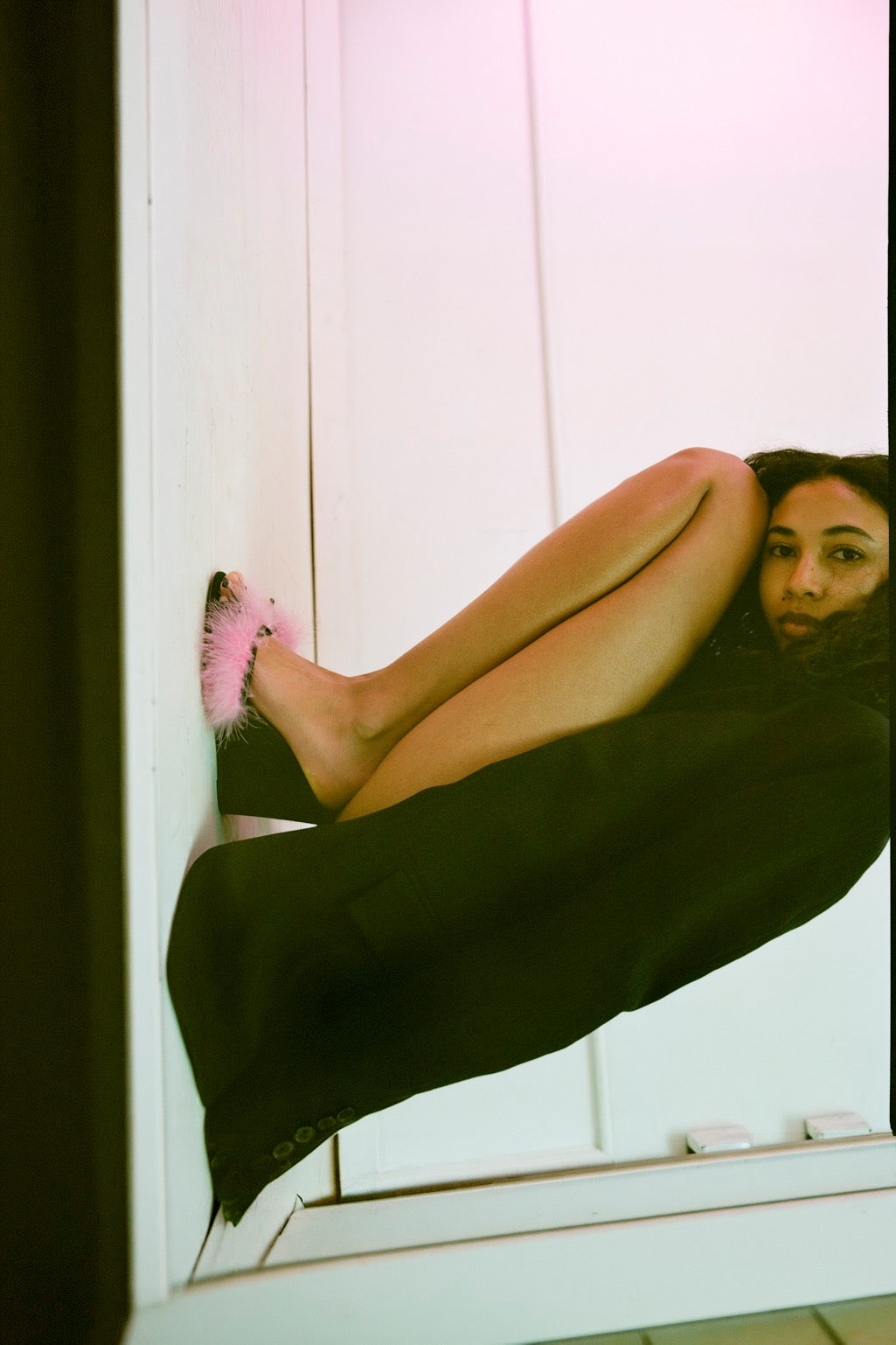 etsu black pink feather wedge